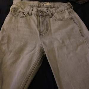 Ett par gråa jeans, mycket köna, använda sparsamt. Säljer då dem har blivit för små.