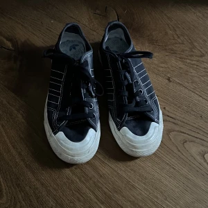 Adidas Sneakers - Anävnder inte lika mycket längre - så vill typ bara få bort dem då jag har asmånga skor… Annars sköna såklart hahah! 