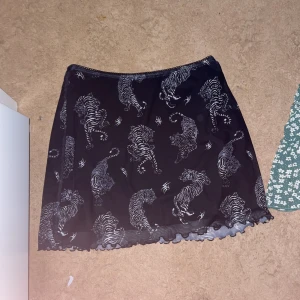 Mini kjol - Säljer denna mini kjolen då den aldrig kom t användning, storlek: S,  Med zebror på.