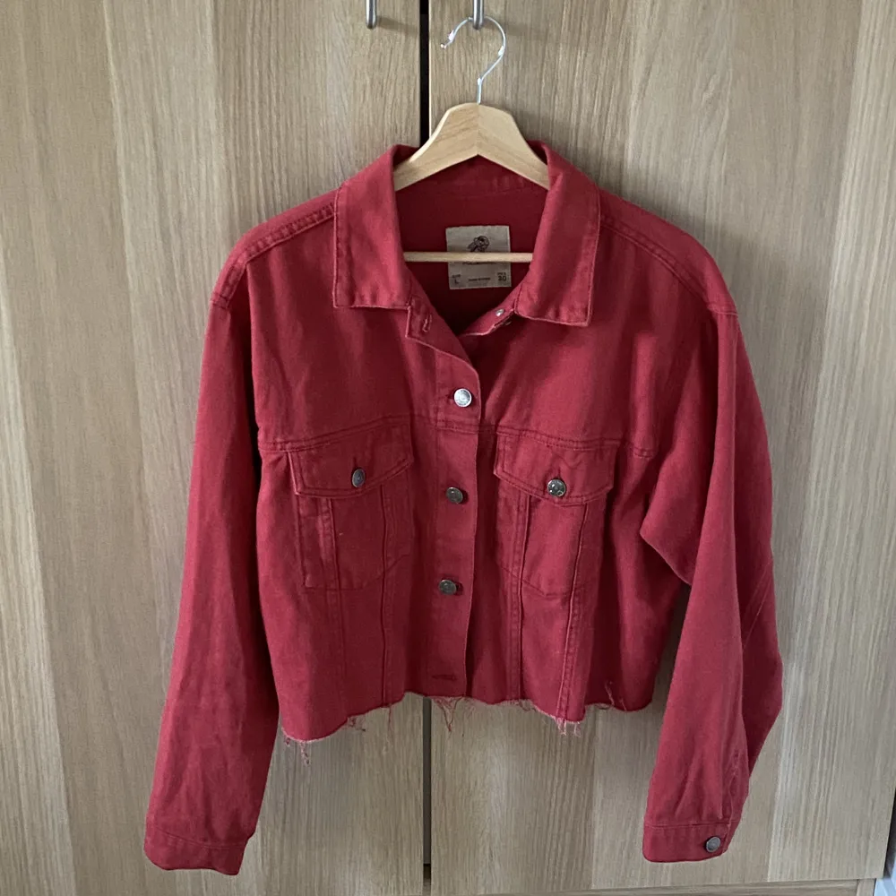 Röd cool & retro jeansjacka från Pull & Bear.. Jackor.
