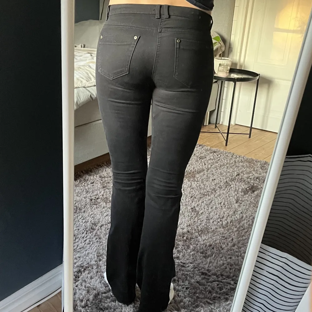 Skitnsnygga svarta jeans som säljs pga kommer inte till användning. Uppskattar storleken som en 36a. Skönt material. Jeansen heter ”pretty flared”, är köpta secondhand. Är 177cm lång o har cirka 85cm i min innerbenslängd. . Jeans & Byxor.