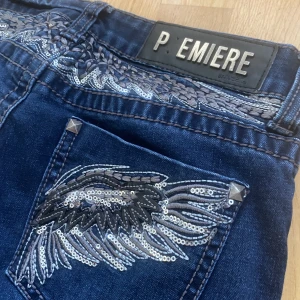 Premiere Jeans - Säljer dehär sjukt snygga jeansen med coola fickor pga att dem tyvärr är för små för mig i midjan. Storlek står tyvärr inte… det står bara 08 men skulle säga att det är ungefär strl 24/32!! 