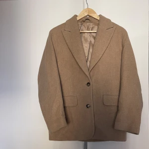 Ullkavaj & Other Stories - Kamelfärgad Ullkavaj från & Other Stories, i fint skick! Stl 34, men den är oversized i modellen! Nypris är 2000kr!