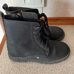 Kavat stövlar  - Fodrade Kavat stövlar i fint skick. Lite nötta fram på höger sko, skickar gärna bild.