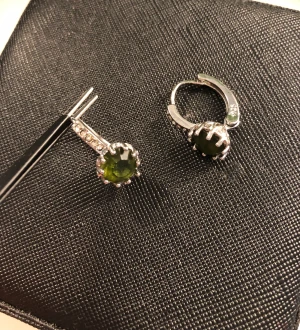 Örhängen ringar med grön sten och rhinestones  - Örhängen med grön sten och små rhinestones på sidan. Aldrig använda, vet inte vad det är för material. Frakt på 15kr tillkommer.