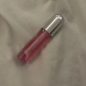 Rem beauty läpp olja - Läs bio! REM beautys läppolja i färgen raspberry drip köpt på SEPHORA, endast testad💗Bara att trycka på köp nu💗OBS! liten spricka i locket men påverkar inte produkten