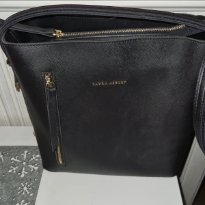 Handväska Laura Ashley - Svart handväska från Laura Ashley i nyskick