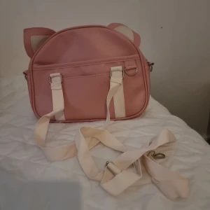 Jättesöt handväska med kattöron! - Väskan är använd ett fåtal ggr och har en knappt synlig smutsfläck på baksidan.  150 kr eller förhandlingsbart vid snabb affär!  