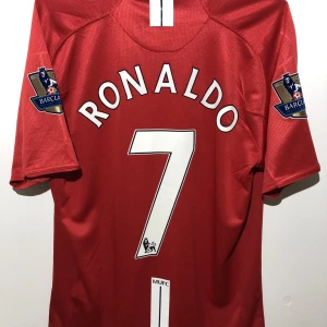 Manchester United fotbollströja 2007/2008 Ronaldo - Manchester United 2007/08 hemmatröja med Ronaldo på ryggen. Tröjan är autentisk. Tveka inte på att höra av er för med bilder, pris eller frågor! Bud är välkomna!