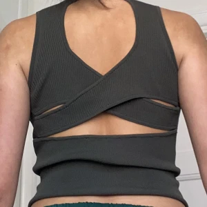 Festtopp  - Jätte fin elegant mörkgrön festtopp med halvöppen rygg🤍 använd 2 gånger. Köpt på zara i Spanien för 2 år sedan.