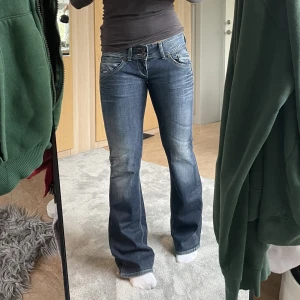 Bootcut jeans low waist - Rikigt snygga vintagejeans från Tommy Hilfiger! Svåra att hitta och har en rikigt bra passform. Midjan är lågmidjade och ca. 38 cm rakt över. Innerbenslängden är ca 85cm och är 167 cm lång, då släpar jeansen i marken. Bara att hör av dig vid fler frågor🌟 
