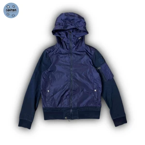 Moncler cardigan/ windbreaker - Moncler cardigan/windbreaker| - Mycket fint skick - storlek xl men kan passa mindre också - nypris runt 10 000kr - vårt pris 3699kr - hör av dig om du har några frågor! 