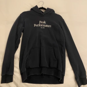 Hoodie  - En peak performance hoodie i mörkblå i fint skick! Storlek 170 men passar även xs och s, kom med prisförslag!❤️