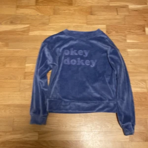 Skön tröja - Super snygg lila tröja med tryck! Världens skönaste material! Använd några gånger 