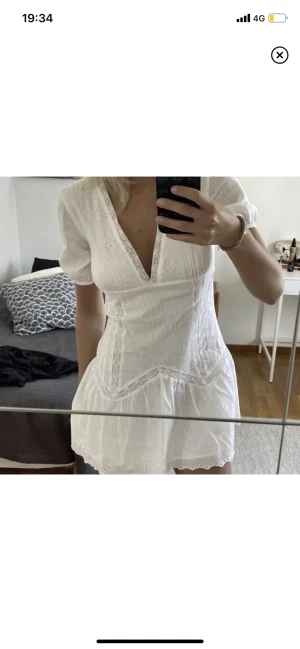 Zara klänning  - Säljer världens finaste klänning som är helst slutsåld!!💕aldrig använd, endast testad