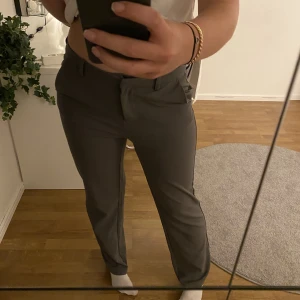 Gråa kostymbyxor  - Säljer mina nästan helt oanvända kostymbyxor från vero moda! Köpte de i våras men de kommer inte till användning. Köpte för 600kr