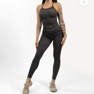 Gavelo tights + topp - Tights strl. M, passar även S. 250kr Sport bh strl.S, passar även M. 150kr.  Köper du hela setet får du det för 300kr. Köparen står för frakt.  Knappt använda då jag bara använts vid fotografering för gavelo.