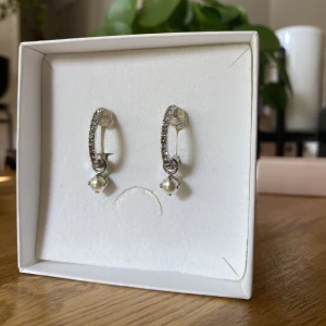 Caroline Svedbom örhängen - Jättefina örhängen från Caroline Svedbom. Oanvända. 