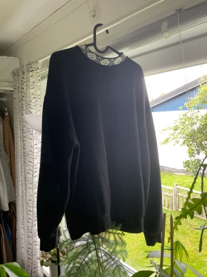Acne Studios Crewneck - Säljes på grund av den inte passar in i min garderob längre. Köpt på Åhléns i Nordstan, och är sparsamt använd. Storlek S men då den är oversized sitter den mer som en M/S.