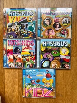 Hits for kids cd-skivor - 5st hits for kids cd-skivor för den nostalgiska eller barnet. Osäker på skicket då jag själv haft dem som liten.