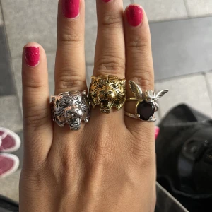 Lejon ringar  - Finns i guld och silver fick i födelsedagspresent men gillar inte ringar längre så mycket, skriv för mer info( DEN TILL HÖGER SÄLJS INTE SÅ INGEN IDÉ ATT FRÅGA)