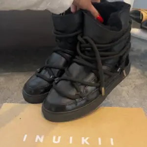 Inukki (vintersko) i modell GLOSS WEDGE 🖤nypris: 3699kr Köpt 2022, skorna är använda få gånger och i nyskick. 