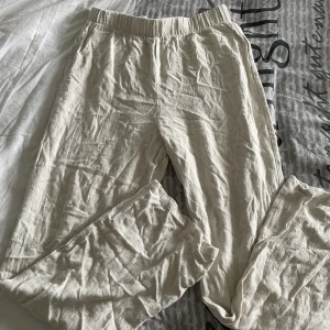 Linnebyxor  - Beige linnebyxa, superfina men även lätta att styla💓 sitter jättefint på mig som är 161cm!