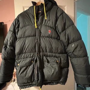 Fjällräven jacka - Fjällräven vinterjacka dam, storlek M. I färgen mörkblå. Använd endast 1 vinter. Säljer då jag köpt en annan jacka. Inget fel med den, nyinköpt för 7000 kr. Varm och fin, äldre modellen. Rak passform.