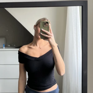 Topp - En off-shoulder topp från märket Pieces, storlek xs🩷