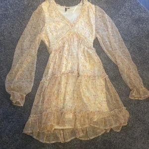 Kläning från Vero Moda  - Säljer min jättefina klänning då den inte kommer till användning❤️Det finns inga skador och har bara använt den en gång. Priset kan diskuteras🫶🏼