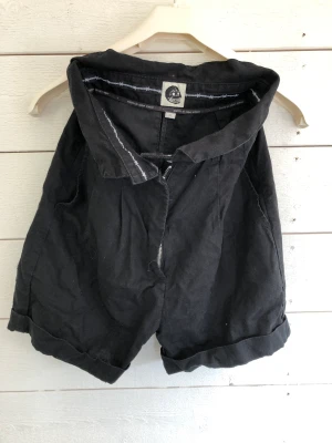 Shorts - Coola svarta tyg shorts