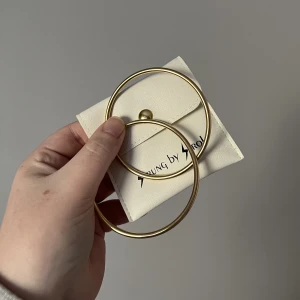 Bangles - Säljer mina bangles/stela armband från Strung by Stroh! Aldrig använda. 130:- för båda eller 70:-/st