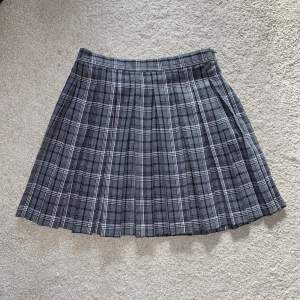 Jättefin rutig kjol från Pull&Bear! Nästan oanvänd, säljer för att den är för liten för mig                                             Midjemått: 64 cm