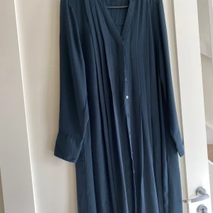 Skjortklänning/tunika - Klänning/tunika. Väldigt fin och endast använd fåtal gånger. Storlek M