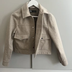 Zara kappa - Säljer nu min zara kappa i storlek S. Använd fåtal gånger. Inga fläckar osv. Köpes för 500.   Röker ej! 
