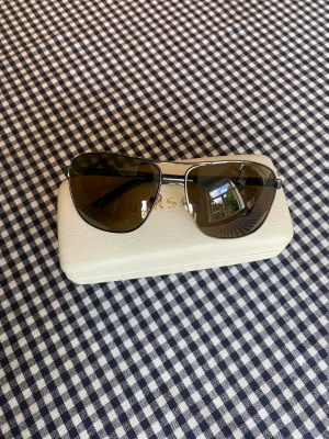 Solglasögon Versace - Solglasögon från Versace. Glasögonen är knappt använda och i gott skick utan några repor eller fel.