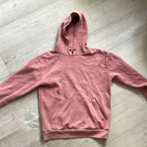 2 fina hoodies - 2 hoodies som inte används längre. Den rosa är från Zara och i storlek S. Den blåa är från märket Abercrombie & Fitch och är köpt på original Abercrombie butiken i ande york, och är i storlek M.