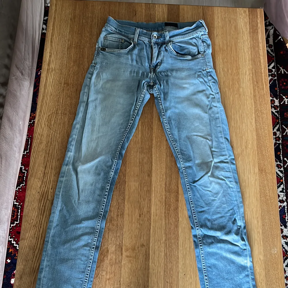 Ett par snygga ljusblå tiger of sweden jeans. De är i slim fit och i storlek 28/32. Jeans & Byxor.