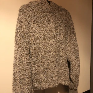 En luddig mysig tröja - En något tunnare luddig tröja med både luva och mudd i armarna. Den är i fint skick men har tvättats några gånger. Perfekt att ta på dig en kall höst/vinter dag. Jag bör storlek s i vanliga fall men den fungerar till personer som bär storlek l. 