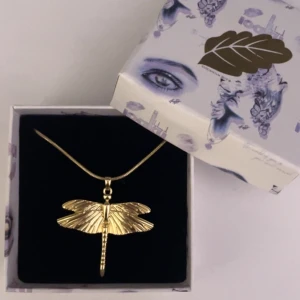 IOAKU Halsband  - Hej, säljer mitt slutsålda jätte söta halsband ifrån IOAKU! Fick hem de nyss men insåg att ja skulle få mer användning av ett i silver, skriv för fler bilder eller frågor! NYSKICK