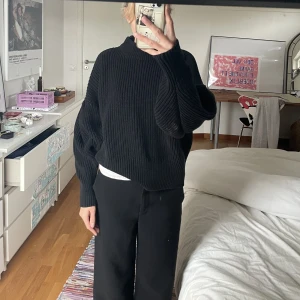 Svart stickad tröja  - Svarta stickad tröja i strl M från H&M. Oversized lite croppad fit med ballongärmar. Tjock och stpermysig nu till hösten & vintern ☺️Har en solblekt fläck på ena ärmen!!