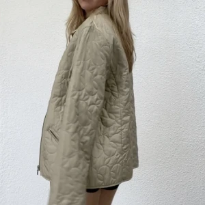 Jacka  - Jacka köpt här på plick, lite grönaktig i färgen. Säljer pågrund utav att den va för liten på mig. (Bilderna lånade)