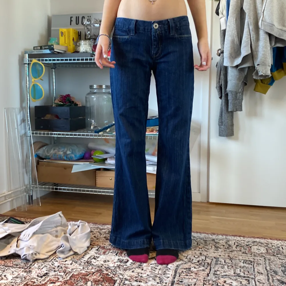 Lågmidjade bootcut Miss Me jeans, inte använda så mycket. Ca storlek 36/38 eller S. Lite för långa på mig som är 163. Skriv för flera bilder. Jeans & Byxor.