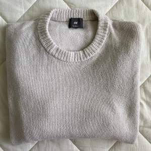 beige basic H&M sweater with 5% wool in it. Men’s L, I have worn it oversized as a woman. 