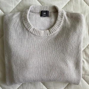 beige sweater  - beige basic H&M sweater with 5% wool in it. Men’s L, I have worn it oversized as a woman. 