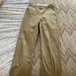 Dickies - oanvända  - Säljer mina dickies byxor i storlek W25 då de har legat i min källare oanvända alldeles för länge. Är i nyskick och tvättas även innan de skickas för att bli av med oönskad källarlukt. Pris kan diskuteras. 
