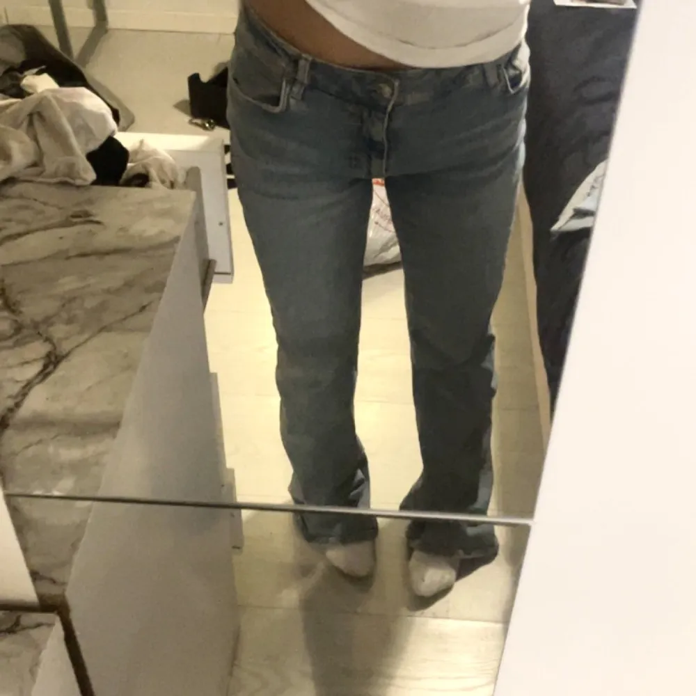 Blåa låg/mid waist jeans från mango. Jeans & Byxor.