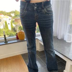 Supersnygga lågmidjade bootcut jeans med fickor köpa från (CNMsellout) men passade tyvärr inte🩷. Storlek 34, midjemåttet 37 och innerbenslängden 82🥰