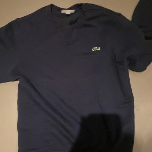 Lacoste tröja - Lacoste tröja i perfekt skick, köpt för 900Kr i Spanien. Priset är inte hugget i sten 