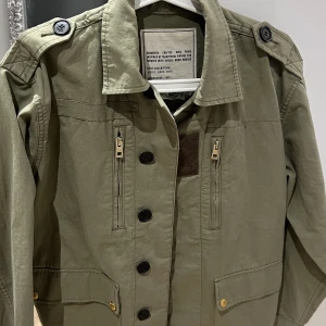 Zadig kofta  - En fin grön Zadig&voltaire kofta köpt 2019. Använt en gång, Ny skick🩷